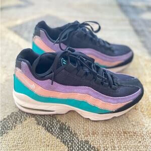 Nike Air Max 95 Sneakers Have A Nike Day Suede,Patent Leather and Mesh Shoe 6Y